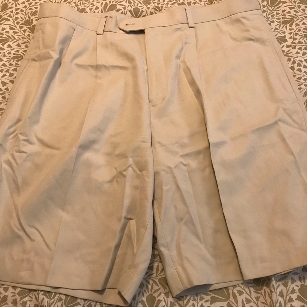 Cutter & Buck Men's Cream Flat Front Shorts